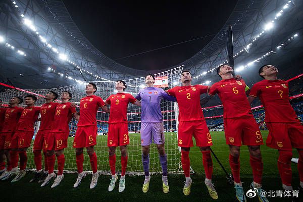 在曼联，滕哈赫摒弃了自己在阿贾克斯的控球打法，转而采用不同的方式，他希望球队踢得更快、更直接。